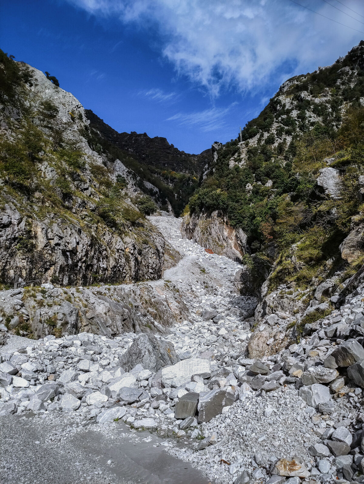 Il greto del torrente &egrave; stato trasformato in un ravaneto che raccoglie i detriti delle cave di marmo.