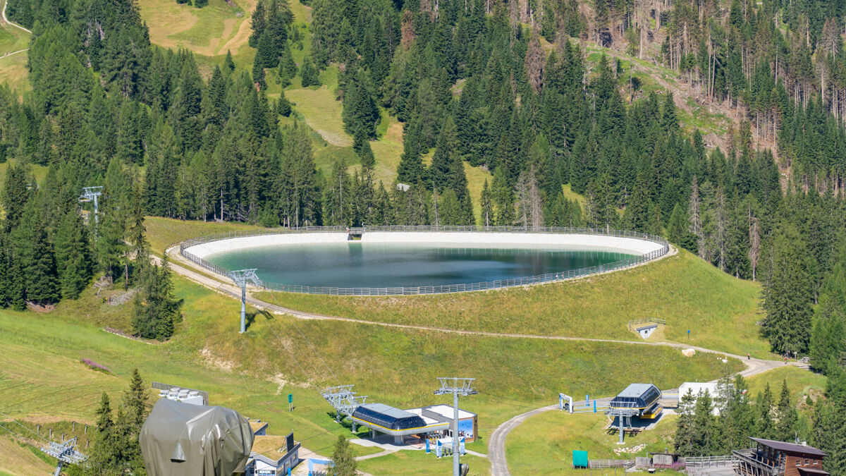 Bacino per la produzione di neve artificiale nelle Dolomiti