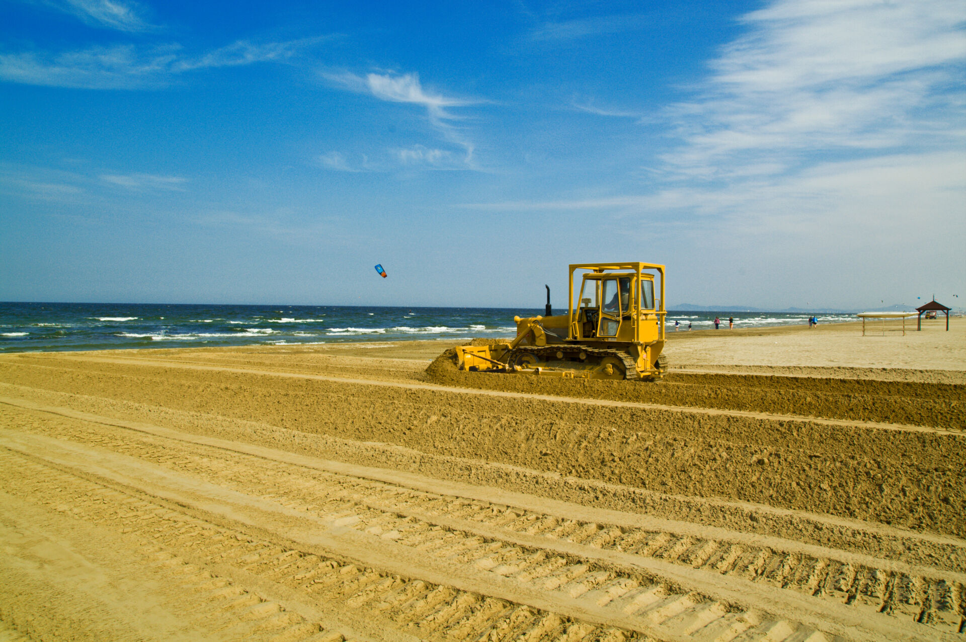 Ruspa al lavoro su una spiaggia per bagnanti