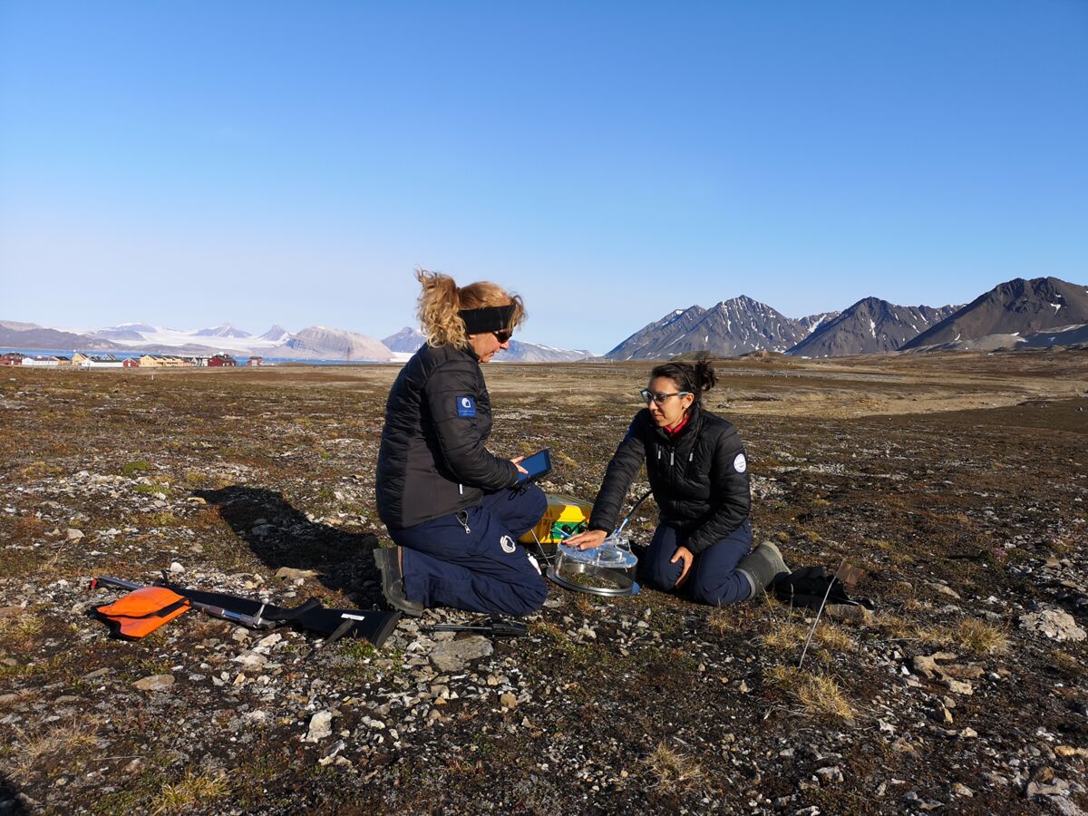 Due ricercatrici misurano i flussi di CO2&nbsp;dalla tundra artica vicino alla stazione di ricerca di Ny &Aring;lesund, Svalbard (NO)