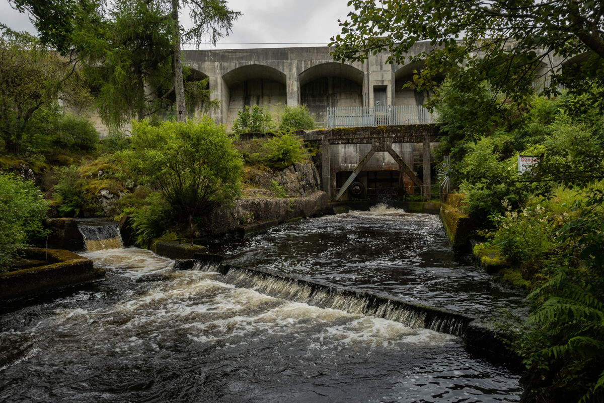 La diga di Loch Doon a Carrick in Scozia. Tale struttura &egrave; stata costruita per realizzare un generatore idroelettrico che innalzasse il livello dell'acqua